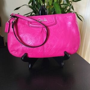 Vintage Coach Ashley Leather Small Handbag Wristlet Y2K
Bag charm not included